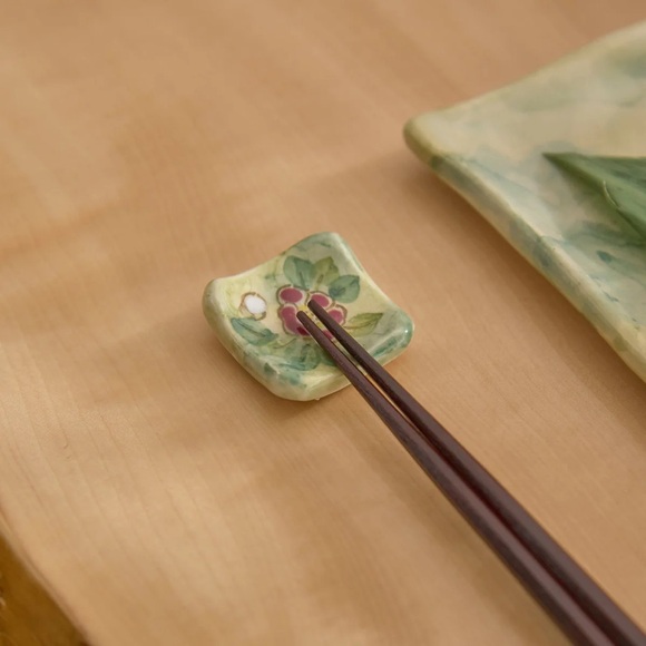 CAMELLIA CHOPSTICK REST SET - Picture 3 of 10